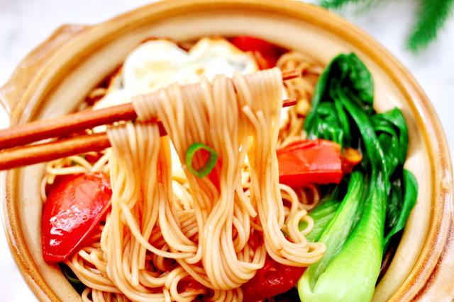 分分钟就能做好的营养早餐，热乎乎香喷喷，茄汁酸汤鸡蛋面，真香