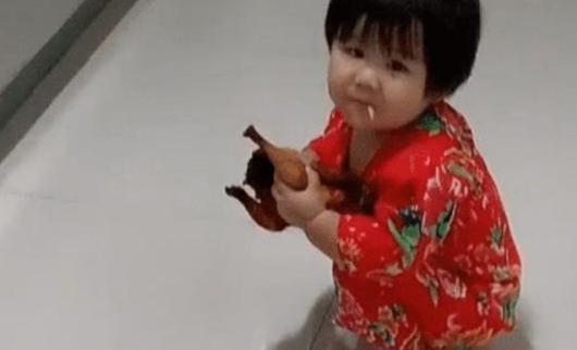 「你的育儿经」宝妈半夜找孩子，谁知孩子竟然在厨房偷吃，网友：孩子真可爱
