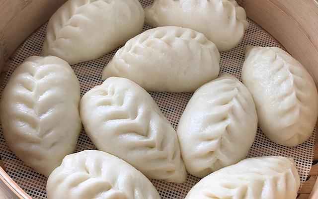 冬季，吃萝卜正当时，教你花样包萝卜丝包子，皮薄馅大，解馋管饱