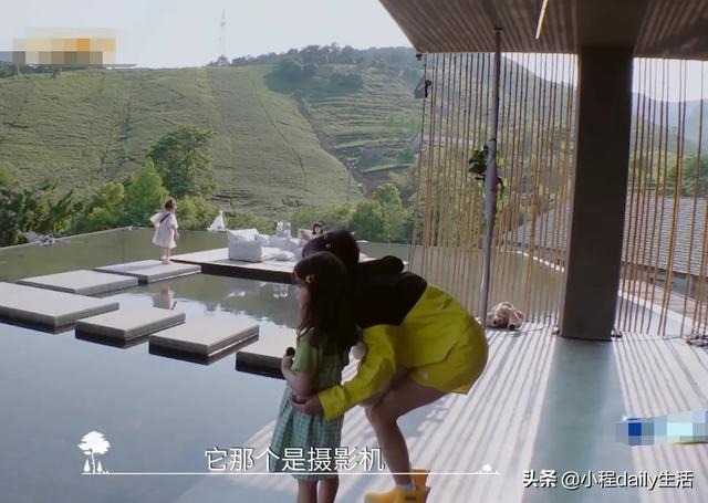 影视交流地|同样是和小孩说话，谁注意谭松韵郑爽咋蹲的？女神和女汉子的区别