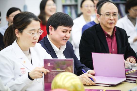 华山|小年夜华山感染进修医生迎新春，张文宏包起饺子，“今年将是中国人最团结的春节”