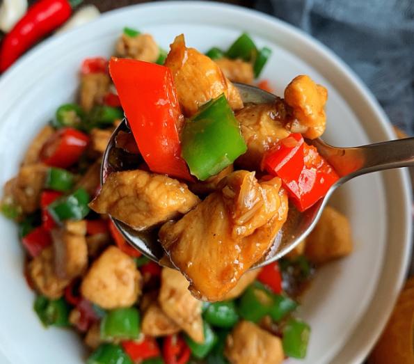 超下饭辣椒炒鸡丁，10分钟搞定，不老不柴好吃营养