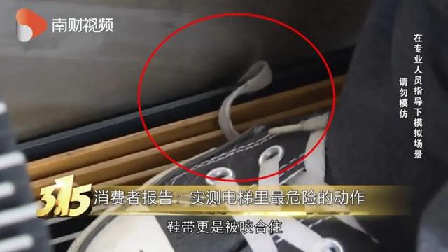 花一样的青春|4岁孩子手指被夹！乘坐扶梯这些行为千万不要做！