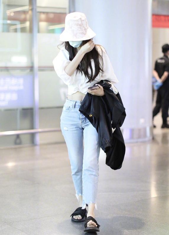 仙女山的月亮|baby为凹造型真拼了，穿衣太短无意曝光妊娠纹，少妇年纪这般模样