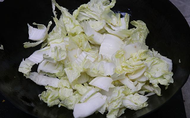 天凉多吃羊肉白菜炖粉条，肉质软烂，热气腾腾，一大碗不够吃