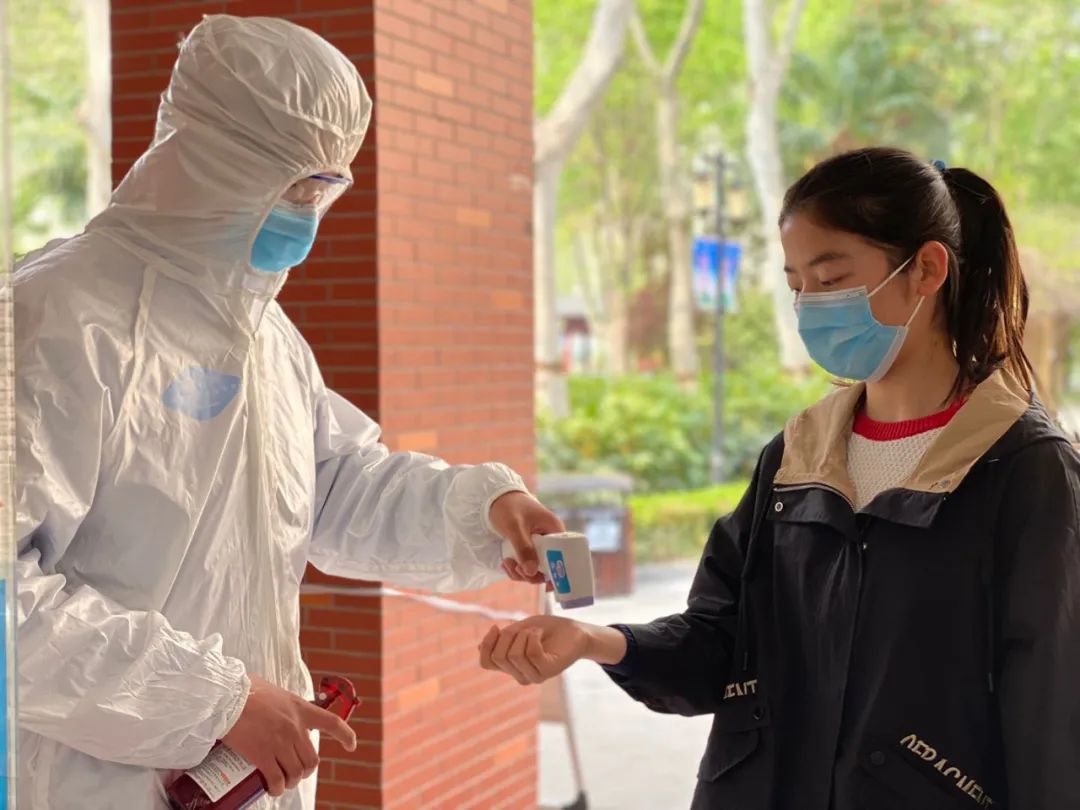 暖先生格调：第一批复课的孩子怎么样了？揭秘来啦！张文宏这样寄语复课的孩子……