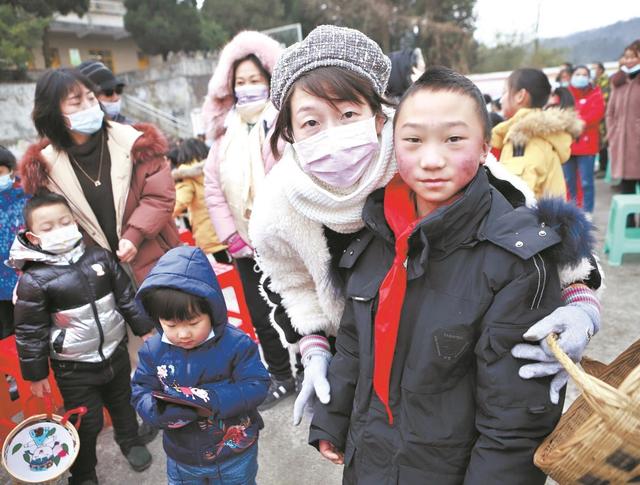 自驾游途中看到留守小学生衣衫单薄 百名武汉车友温暖87名山里娃