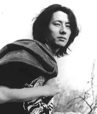 9号放映厅■53岁郑钧再次登台：老去的只是肉体，摇滚永远不老！