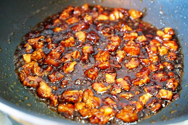 周末的懒人菜谱香菇肉丁酱，鲜香美味，拌米饭，拌面条都好吃