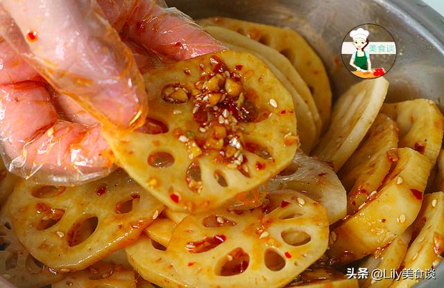 莲藕加一把花生，清脆爽口，开胃解腻，下饭下酒超赞，学会过年做