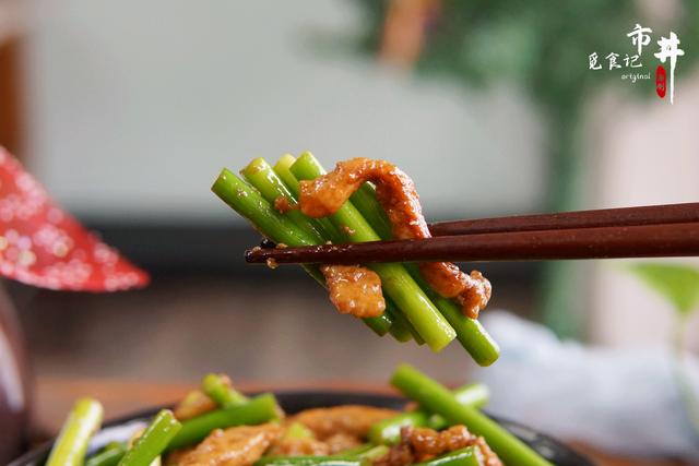 如何炒出翠绿的蒜苔？炒之前记得加一步，蒜苔不发黄，翠绿入味