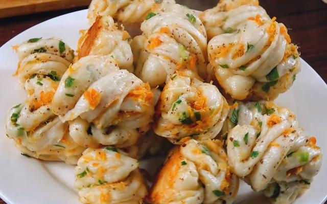 教你花卷新做法，不用提前发面，现做现吃，咸香松软，孩子超爱吃