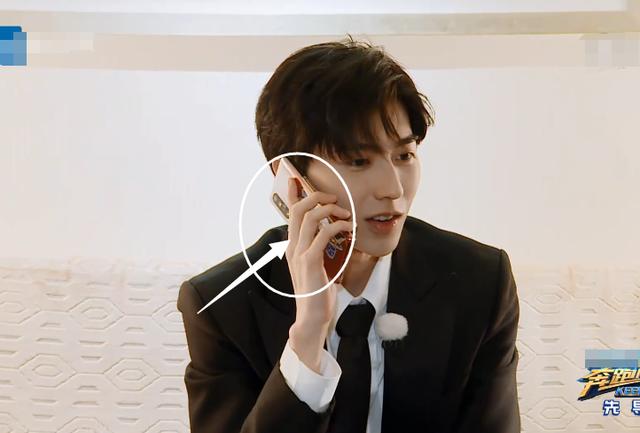 跑男节目组统一配备手机，别人的都很简单，只有蔡徐坤的不一样电影工厂