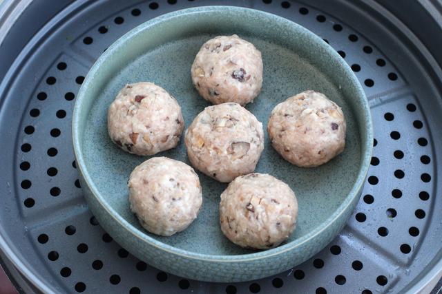 肉丸子不用油炸，蒸一蒸就上桌，香嫩好吃营养不流失，老少皆宜