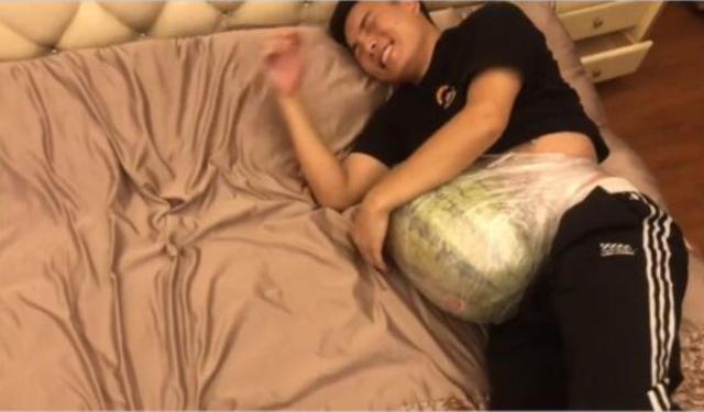 超级宝妈▲老公体验当孕妇，半天就泪流满面：能先取下来，上个厕所吗？