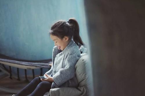 「超级宝妈」孩子玩手机成瘾怎么办?处理方式很关键,将会直接影响孩子一生!