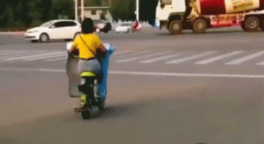 搞笑gif动图:我再也不相信那些化妆后的小姐姐啦!