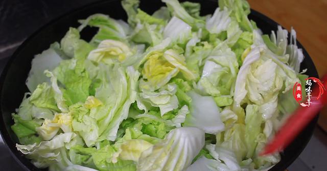 白菜炖豆腐最忌直接下锅，老保姆教我正确做法，上桌连汤汁都不剩
