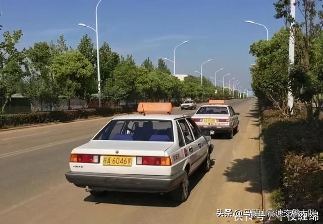 科三考试时，考生遇到“乌龟车”怎么办？教练：用这招绝不会扣分