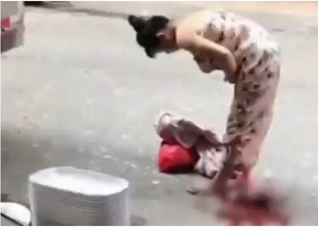 「超级宝妈」孕妈逛街突感不适，往下低头一看，宝宝已经探出半个身子