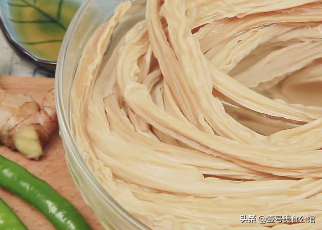 居家分享酸辣腐竹的好吃做法，简单营养，美味解馋，家人特爱吃