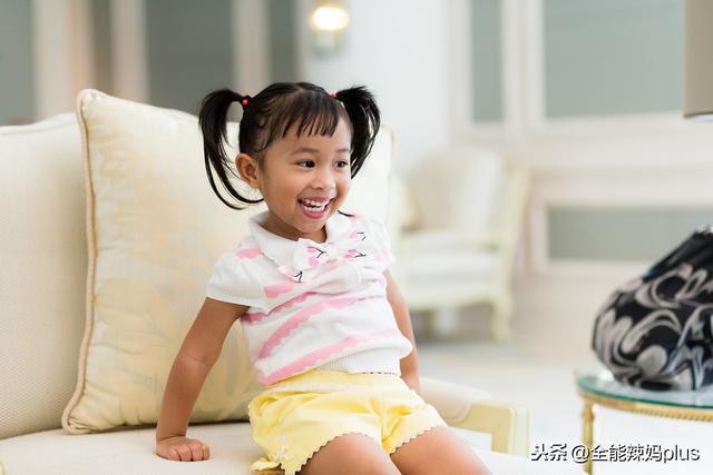 超级宝妈：心理医生：别再让孩子穿别人的旧衣服，原因发人深思