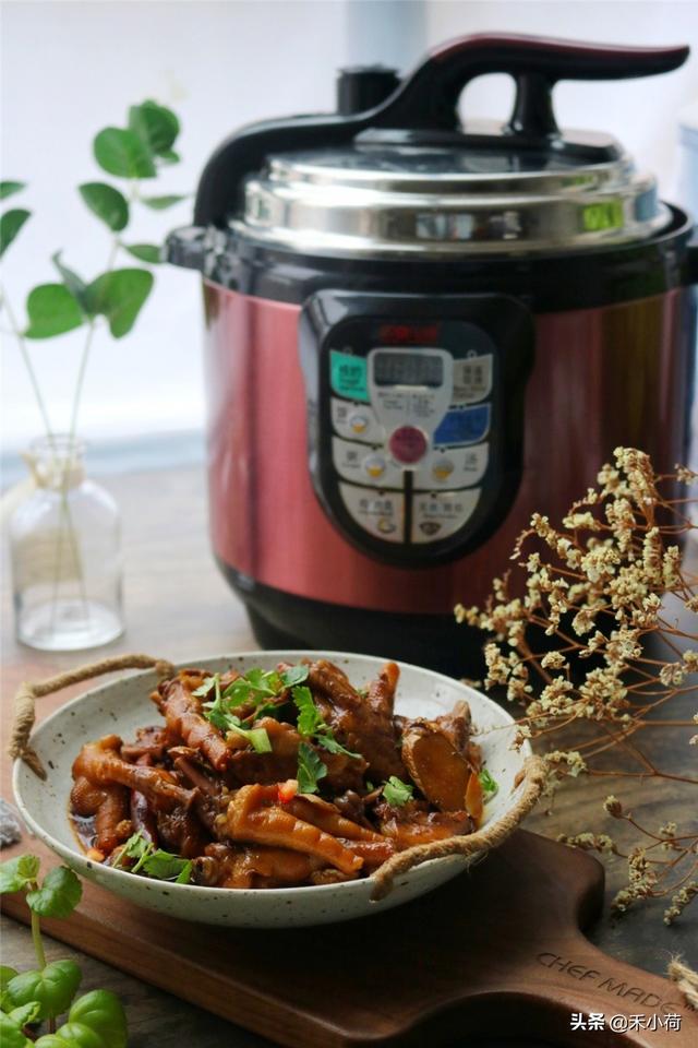 鸡爪最香的做法，连锅都想吃了，酱香浓郁，一次两斤不够吃