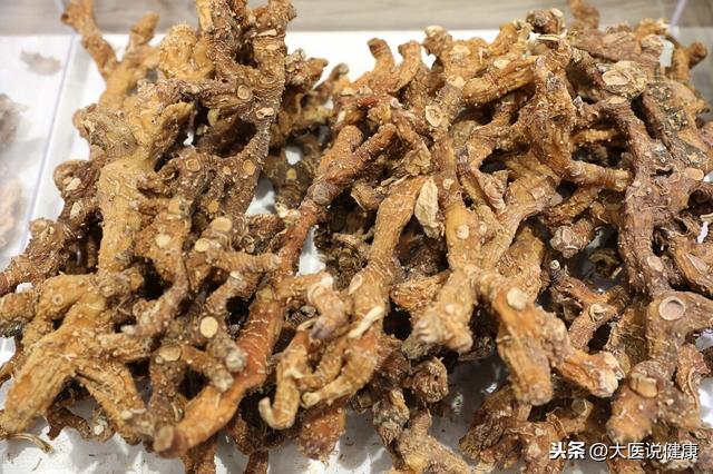 中医治肾病，治养结合，痛风患者4种食物要少吃，2种食物要多吃