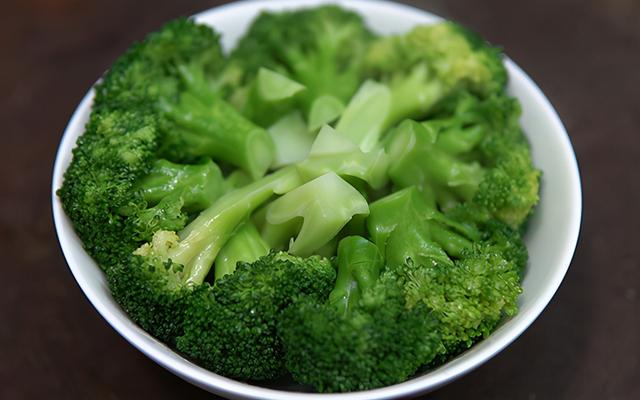 西兰花不要炒着吃，教你懒人吃法，颜色翠绿不发黄，口感脆嫩鲜香