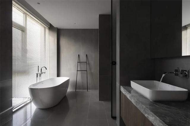 难怪入墙设计广受小户型喜欢，门入墙省空间、水龙头入墙高级