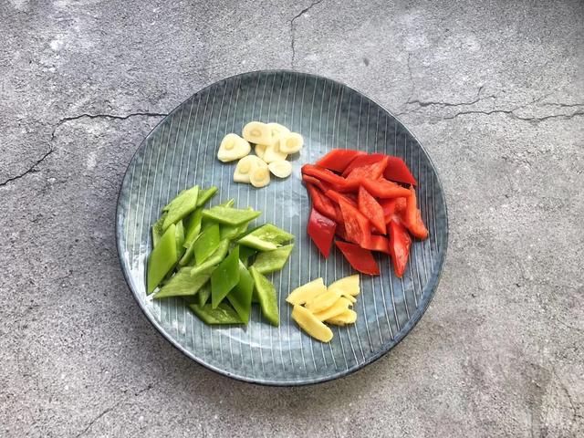 洋葱和它是“绝配”，简单一炒，香辣入味，一口接一口停不下来