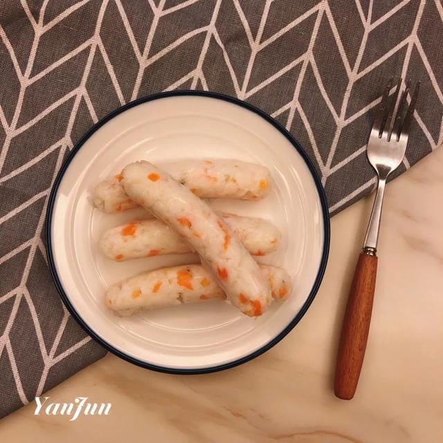 大眼睛的女孩|辅食课堂 | 买啥肉肠，自己做的安全又好吃