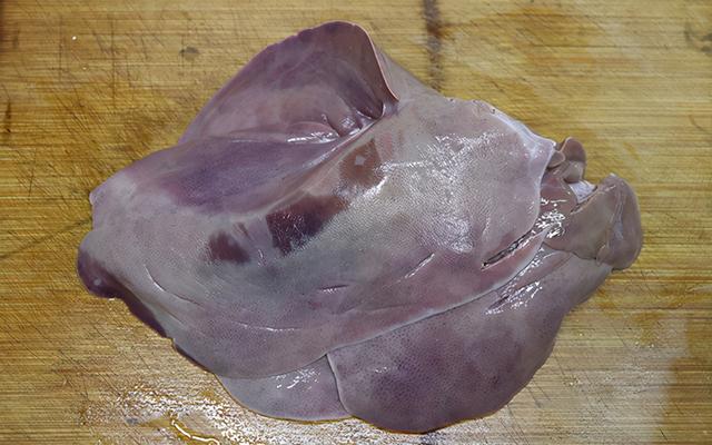 猪肝好吃但难卤，不要直接下锅，记住2个小技巧，鲜嫩不老无腥味