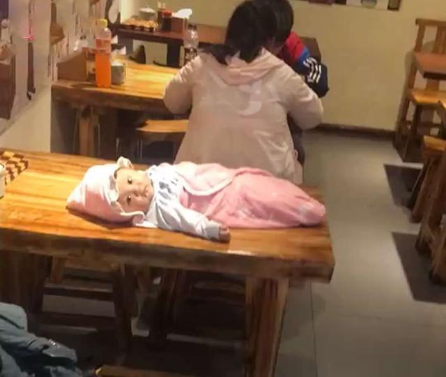 超级宝妈|佛系父母餐馆吃饭，宝宝却孤独躺在身后餐桌，网友：确定是亲生的