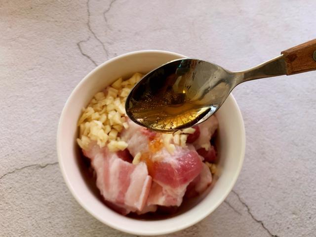 在家自制烤肉，好吃不油腻，菜叶卷一卷，一口一个真过瘾