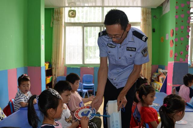素衣飘扬|平邑交警走进幼儿园开展交通安全宣传教育