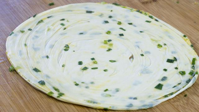 饼烙得像锅盔？教你个好方法，外酥里软、全是小薄层，凉了也不硬