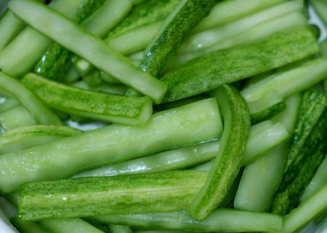 记住这两招，教你制作又脆又爽口的腌黄瓜