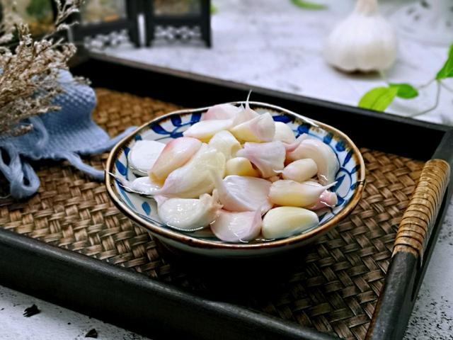 喝粥当然要搭配它，糖醋蒜几颗，一碗粥，早餐搞定