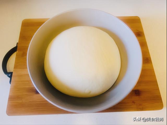 酵母发面做包子馒头太慢？教你2招，10分钟发满盆，冬夏都好使