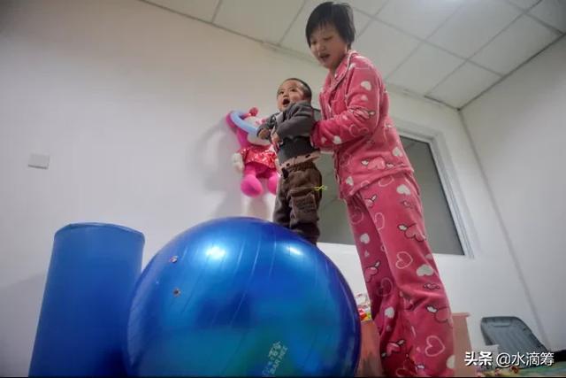 你的育儿经@3岁女儿住院8次患30多种病，今又查出脑瘫，“老天爷你不长眼啊”