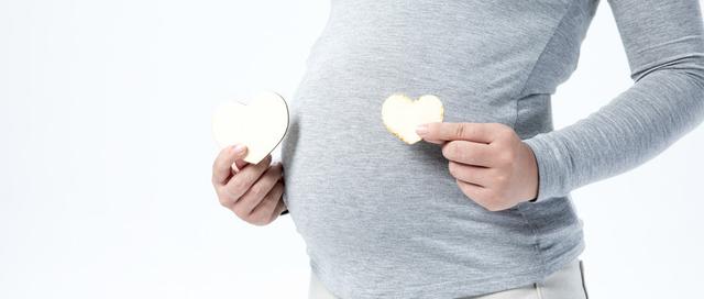 「超级宝妈」怀孕以后总怕热，春季准妈妈该如何穿衣？适度“春捂”有好处