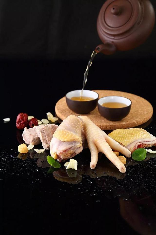 蝴蝶里秋冬新品上市，这家主打广式点心的茶餐厅三十年只专注手工制作，招牌乳鸽不容错过