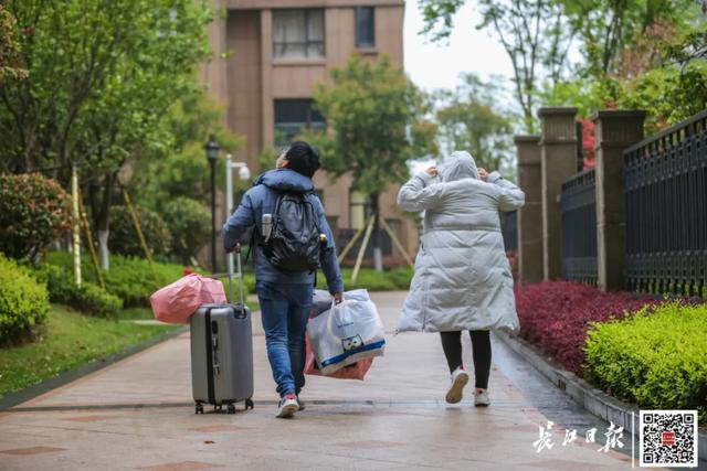「你的育儿经」感染新冠肺炎的孕妈妈产女23天后，一家三口终于团聚了
