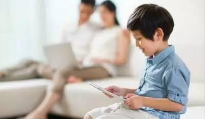 「超级宝妈」孩子玩手机成瘾怎么办?处理方式很关键,将会直接影响孩子一生!