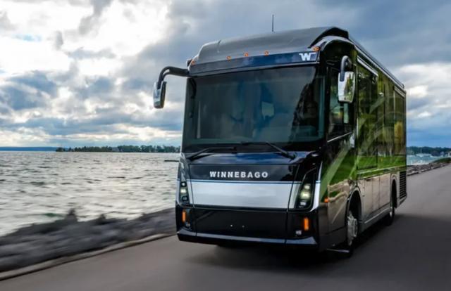 Winnebago Journey智能房车拥有室内外家庭影院