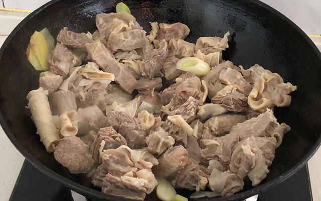 冬天常吃这种肉，暖胃又暖身，记住2个技巧，色泽红亮，肉嫩多汁