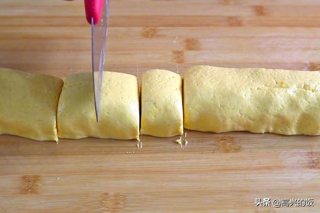 烙南瓜饼，用面粉还是糯米粉？其实都不对，用这个方法，凉了不硬