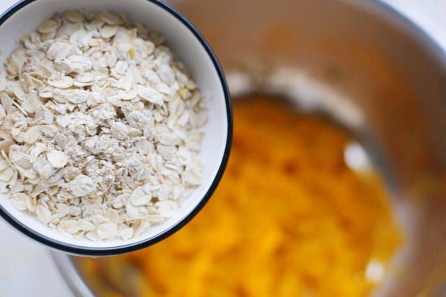 冬天就馋这零食，半个南瓜，1碗燕麦就能做，香甜酥脆太好吃了