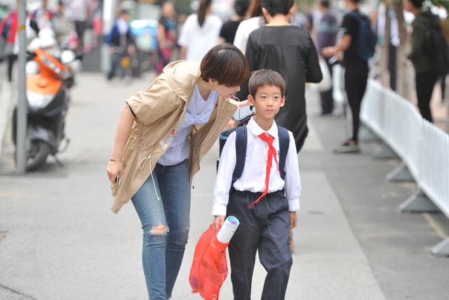 「超级宝妈」烂都要烂在学校，家庭教育缺失，孩子教育不完整怎么办
